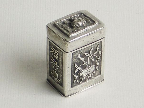 Square silver opium box with cauldrons – (3837)